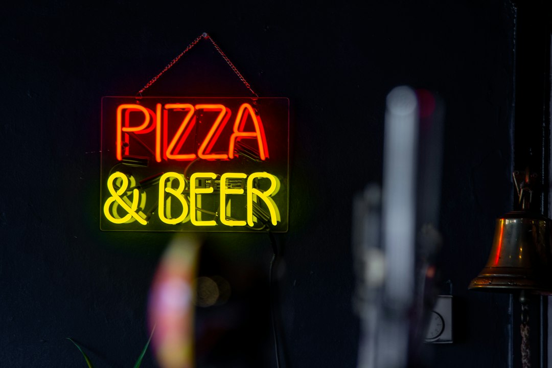 a-neon-sign-that-says-pizza-and-beer-fbnfwv5fg64